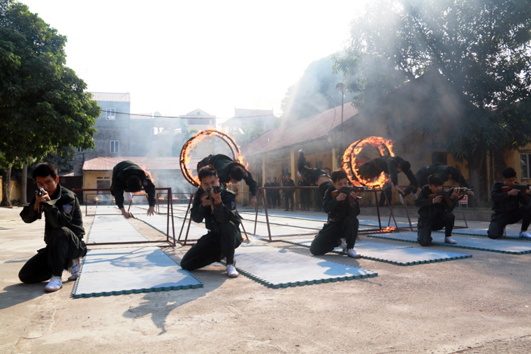 Thán phục ngắm CSCĐ "mình đồng da sắt" 